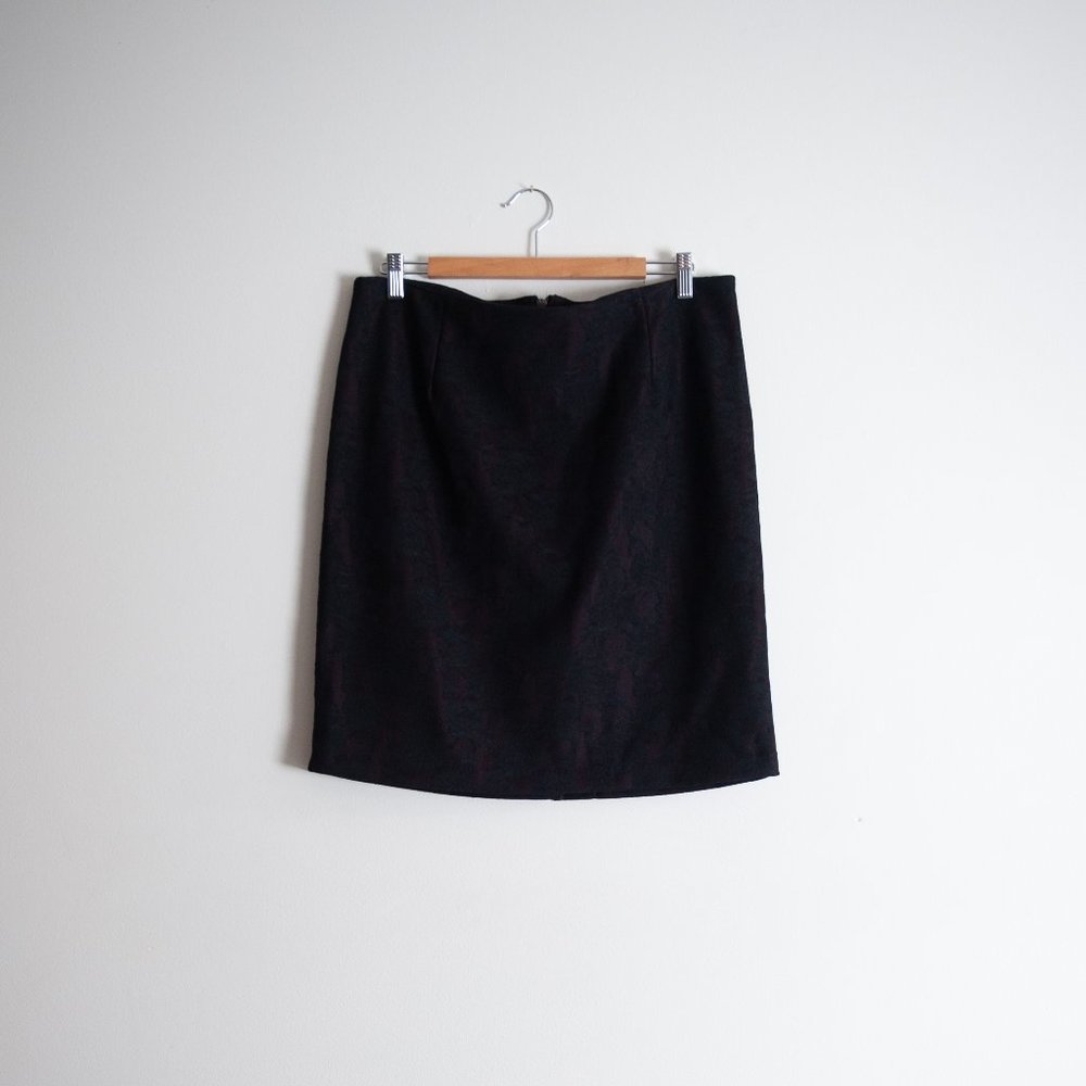 STUDIO POINT | BURGUNDY LACE PENCIL SKIRT